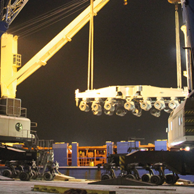 Una carga extra pesada es prioridad: Karl Gross transporta una grúa de trasbordo vía Constanza a la Turquía